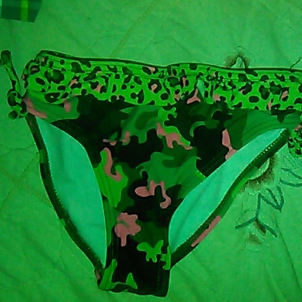 Size XS 4/5 girls bathing suit bottom camo